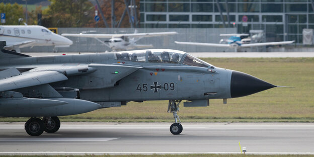 Ein Bundeswehr-Tornado steht auf der Landebahn.