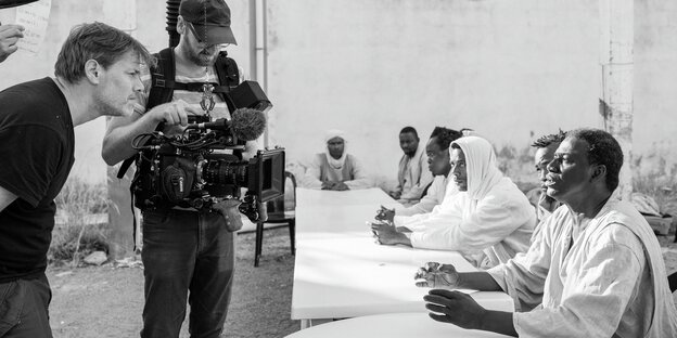 Milo Rau, Thomas Erich Schneider (Kamera) and Apostel Andreas (Mbaye Ndiaye) beim Dreh zum letzten Abendmahl Milo Rau, Thomas Erich Schneider (Kamera) and Apostel Andreas (Mbaye Ndiaye) beim Dreh zum letzten Abendmahl