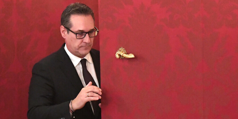 Heinz-Christian Strache geht durch eine rote Tür