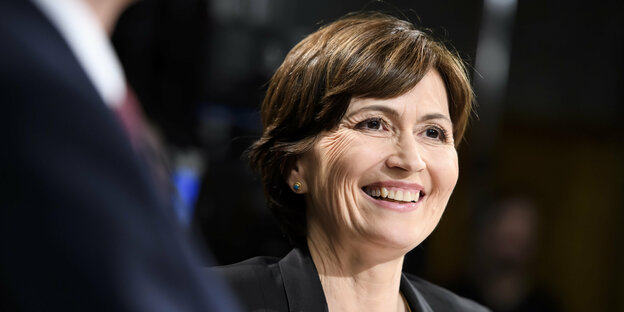 Regula Rytz, Parteichefin der Grünen und Nationalrätin, lacht während der Elefantenrunde des Schweizer Fernsehens RTS und SRF mit den Parteichefs.