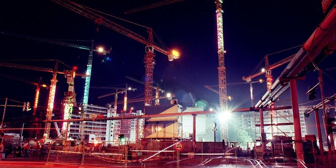 Nächtlich beleuchtete Großbaustelle Potsdamer Platz