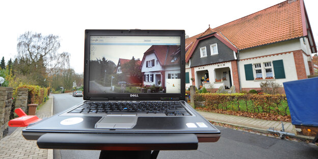 Ein Laptop mit der Ansicht einer Straße in Essen beim Online-Straßenatlas Google Street View