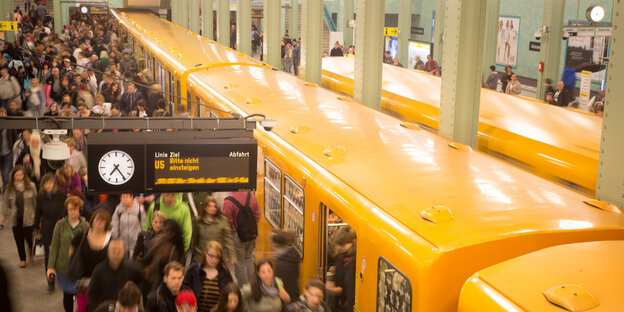 Überfüllter Bahnsteig in einem U-Bahnhof