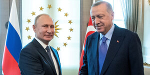 Wladimir Putin schüttelt Recep Tayyip Erdoğan die Hand