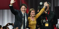 Justin Trudeau und seine Frau Sophie Grégoire Trudeau jubeln Hand in Hand in der Wahlzentrale der Liberalen