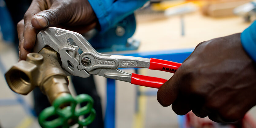 Geflüchteter mit Werkzeug in Ausbildung