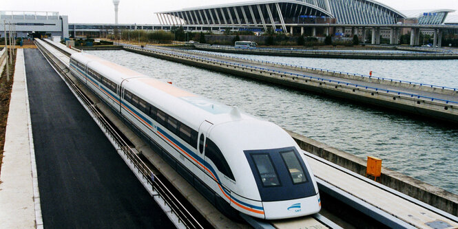 Der erste kommerziell genutzte Transrapid verlaesst den Pudong internationalen Flughafen in Shanghai, China, am 19. Dez. 2002.