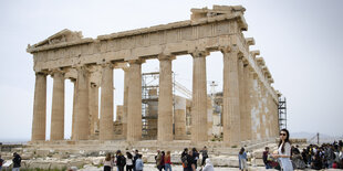 Tourist*innen machen Fotos vor dem Panthenon