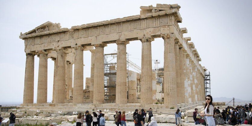 Tourist*innen machen Fotos vor dem Panthenon