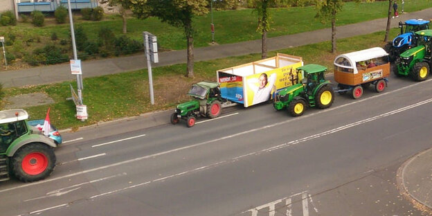 Traktoren auf einer Straße.