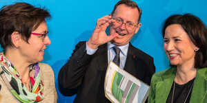 Thüringens Ministerpräsident Bodo Ramelow (Linke) scherzt mit seinen Stellvertreterinnen Heike Taubert (SPD) und Anja Siegesmund (Grüne)
