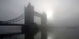 Die Tower Bridge im Nebel