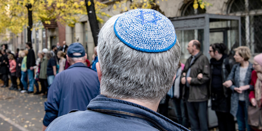 Ein Mann mit Kippa steht auf der Strasse