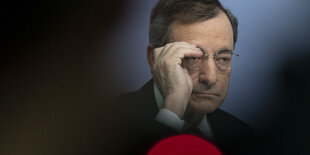 EZB-Chef Mario Draghi mit Brille.