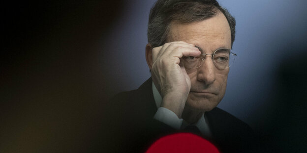 EZB-Chef Mario Draghi mit Brille.