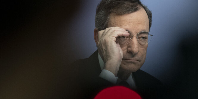 EZB-Chef Mario Draghi mit Brille.