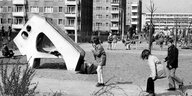 Spielende Kinder vor Häuserblöcken im Jahr 1974