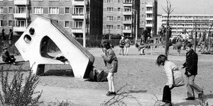 Spielende Kinder vor Häuserblöcken im Jahr 1974