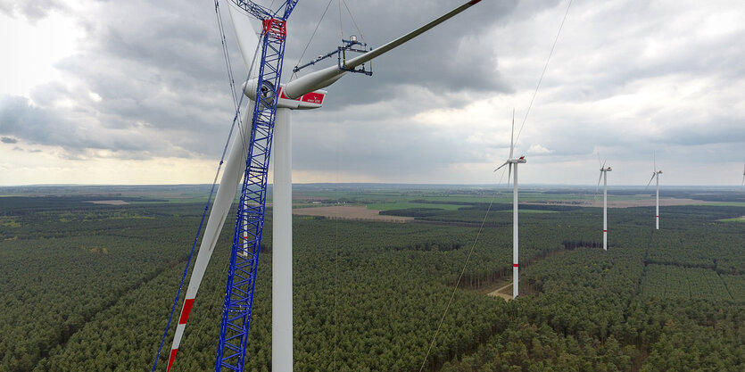 Luftaufnahme des Windkraftparks Koelsa im Winter, fotografiert mit Drohne