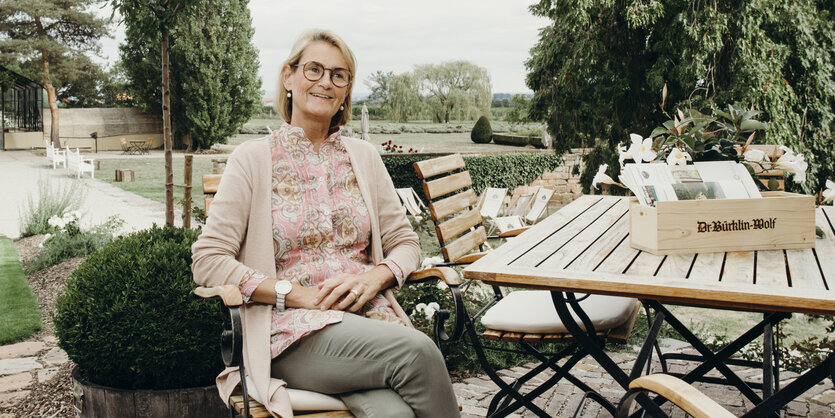 Eine Frau sitzt in einem Garten