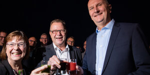 Dietmar Woidke (SPD), Ministerpräsident von Brandeburg, Ursula Nonnemacher, Landesvorsitzende von Bündnis 90/ Die Grünen, und Michael Stübgen, CDU Vorsitzender, stoßen auf das Ergebnis der Koalitionsverhandlungen an.