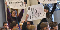 Studierende halten Plakate für André Holm hoch