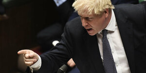 Boris Johnson gestikuliert während er spricht.