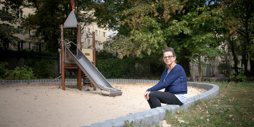 Beate Danlowski auf einem Spielplatz bei der Caritas