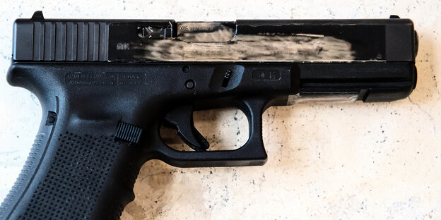 Pistole vor neutralem Hintergrund. Die Tatwaffe von David S., eine Pistole vom Typ Glock 17.