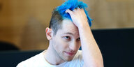 Rezo greift sich in seine blau gefärbten Haare.