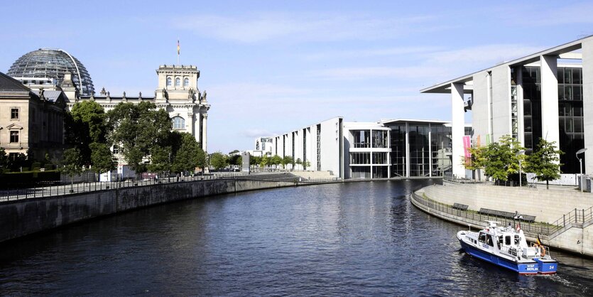 Bundestag im Reichstag und die Spree in Berlin.