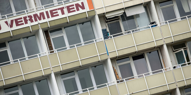 Schild an Berliner Hausfassade mit "Vermieten"-Aufschrift