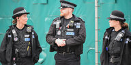 Drei polizisten bewachen einen Tatort in Esses, Großbritannien.