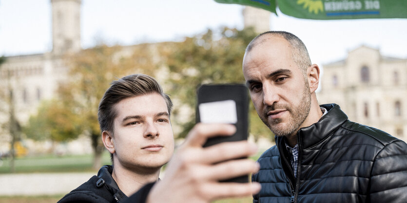 Zwei Männer machen ein Selfie, der rechte mit Bart ist Belit Onay