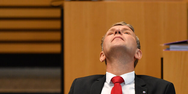 Björn Höcke, AfD-Fraktionschef, sitzt im Thüringer Landtag und schaut zur Decke