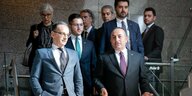 Heiko Maas (SPD), Außenminister, und Mevlüt Cavusoglu, Außenminister der Türkei, gehen nach einem Gespräch durch das Treppenhaus des türkischen Außenministeriums