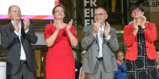 ie Kandidatenpaare Olaf Scholz (l-r) und Klara Geywitz sowie Norbert Walter-Borjans und Saskia Esken steht zusammen auf der Bühne nach der Bekanntgabe des Ergebnisses des Mitgliedervotums zum Parteivorsitz der SPD im Willy-Brandt-Haus