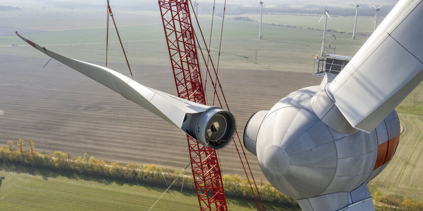 in luftiger Höhe wird der Rotor eines Windrad montiert