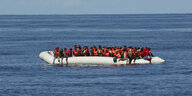 Migranten in einem Schlauchboot