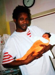 Oury Jalloh 2005 mit seiner neugeborenen Tochter auf dem Arm Oury Jalloh 2005 mit seiner neugeborenen Tochter auf dem Arm