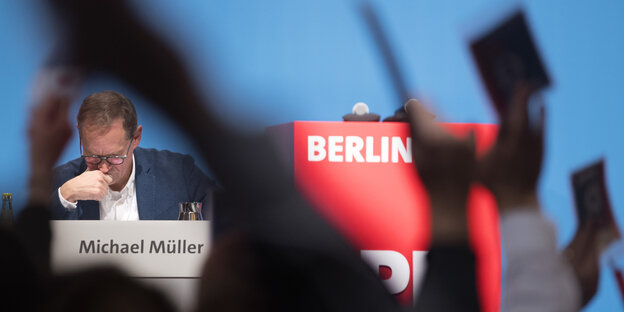 Regierender Bürgermeitster Michael Müller sitzt beim SPD-Landesparteitag auf einem Podium