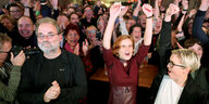 Unterstützer der Linken reagieren auf die ersten Prognosen zum Ergebnis der Landtagswahl in Thüringen