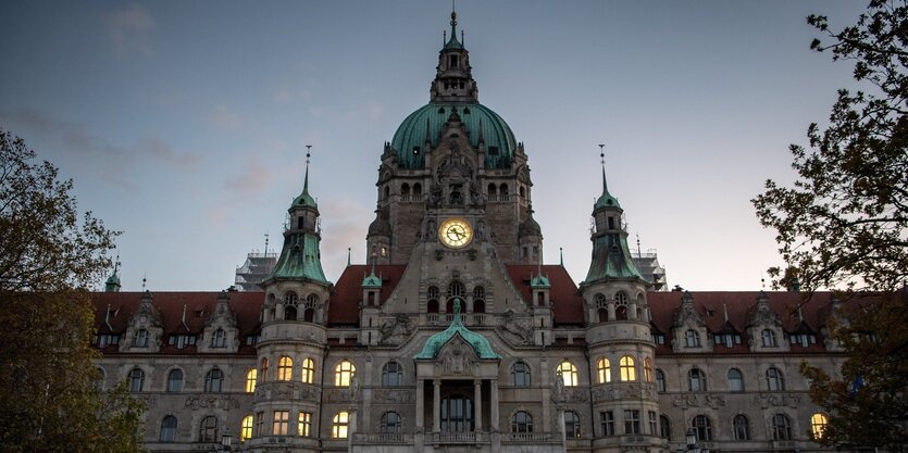 Fenster im Neuen Rathaus von Hannover sind erleuchtet