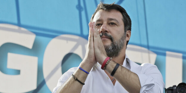 Matteo Salvini hat die Hände vor seinem Gesicht zusammen gelegt