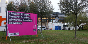 Plakat vor dem Thüringer Landtag, das zum Wählen aufruft