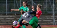 Werder-Stürmerin Selina Cerci kämpft um den Ball.