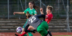 Werder-Stürmerin Selina Cerci kämpft um den Ball.