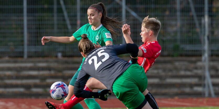 Werder-Stürmerin Selina Cerci kämpft um den Ball.