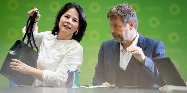 Annalena Baerbock, Bundesvorsitzende von Bündnis 90/Die Grünen, und Robert Habeck, Bundesvorsitzender, nehmen nach der Landtagswahl in Thüringen an der Sitzung des Bundesvorstandes in der Grünen-Parteizentrale teil.