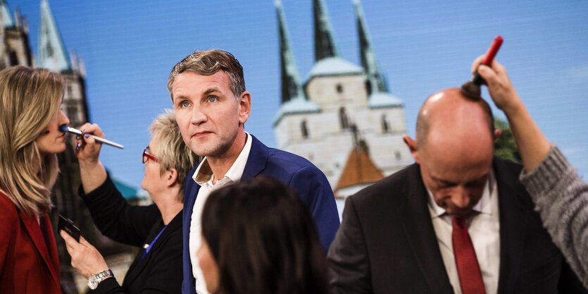 Björn Höcke im Fernsehstudio in Erfurt in Thüringen. Um ihn herum werden andere Personen geschminkt.